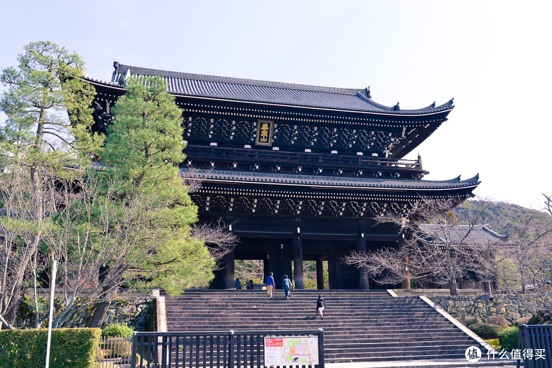 现存最大的山门“三门”1621（元和7）年修建的三门为日本最大的山门。1621（元和7）年修建的三门为日本最大的山门。山门高24米、 知恩院三门 面宽50米，重檐歇山式的黑瓦屋顶。三门象征“空”、“无相”、“无愿”佛道修行所明悟的三则教示。