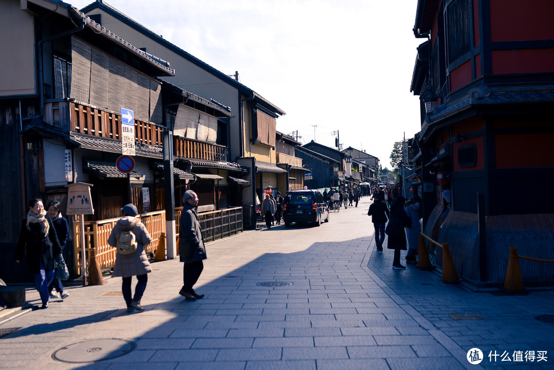 道路两旁都是这种拉着帘子的店铺。