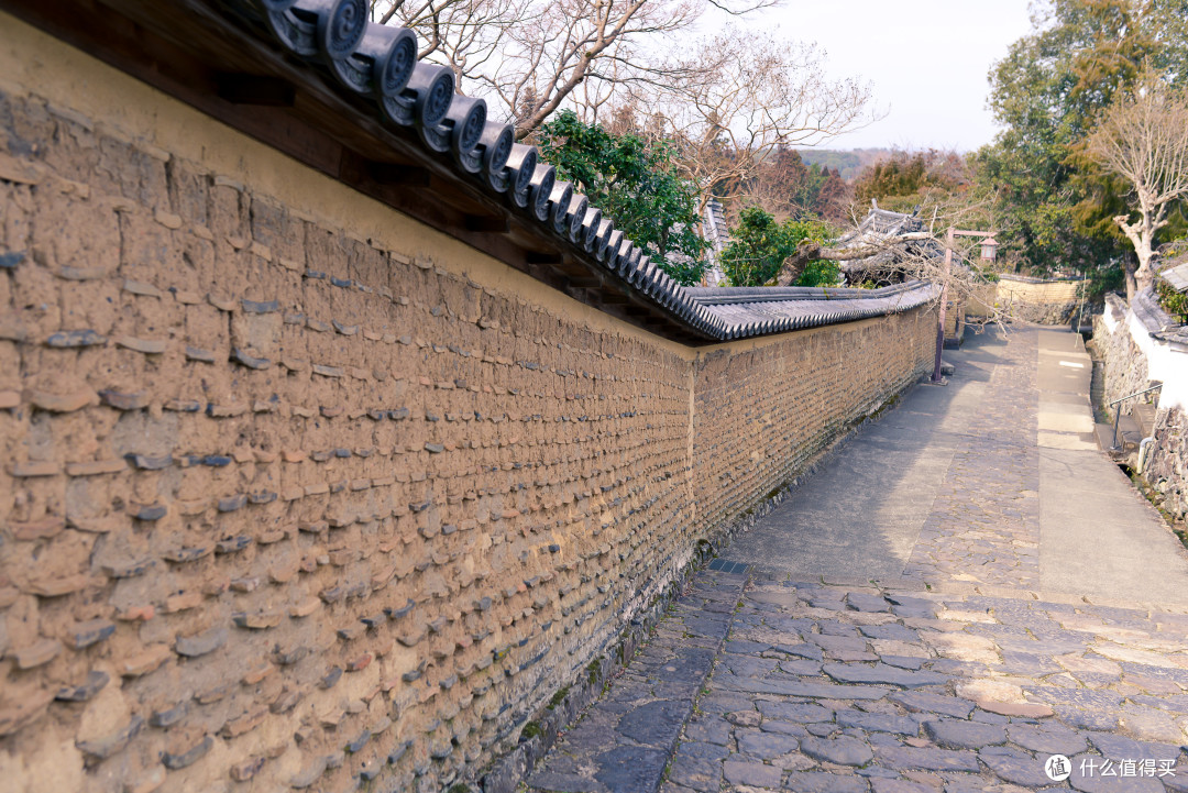 各种瓦片做成的墙.