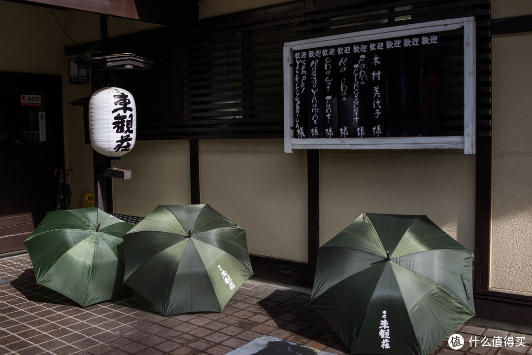 来的前一天应该是下了雨，门口晒着雨伞，墙上的黑板上写着近期入住酒店的欢迎词，这也是回来整理照片才发现。