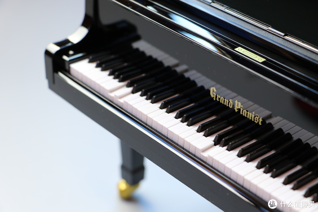 4mm黑白键和“Giant Pianist”logo特写