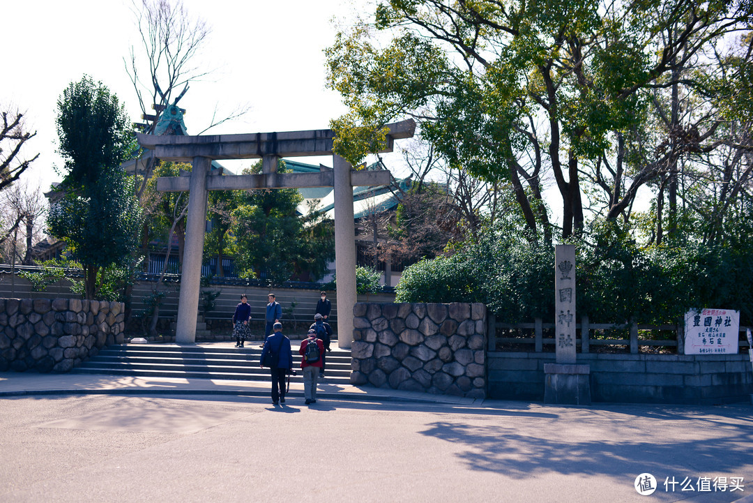 在大阪城公园里，沿着指示牌走，很容易就找到丰国神社。就在大阪城正南方的樱门附近。
