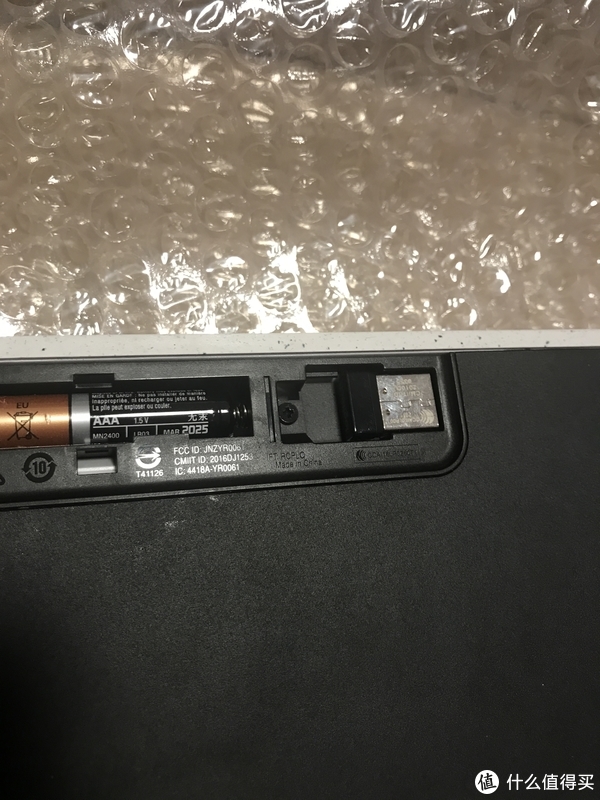 打开电池仓盖，左边是电池位，右边是优联接收器收纳位，但接收器没有卡位或者磁吸，注意不要丢失