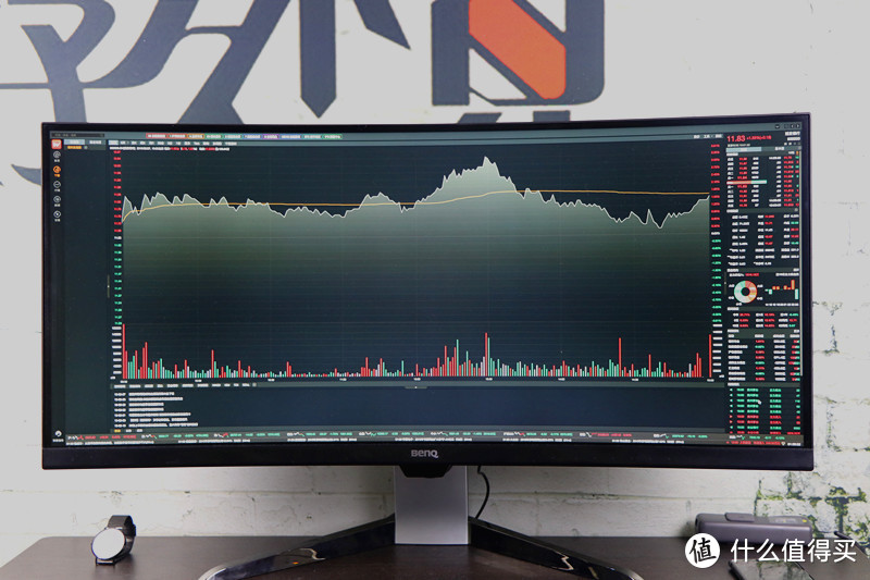 这款“曲面屏”显示器不仅仅大，而且功能更全面实用
