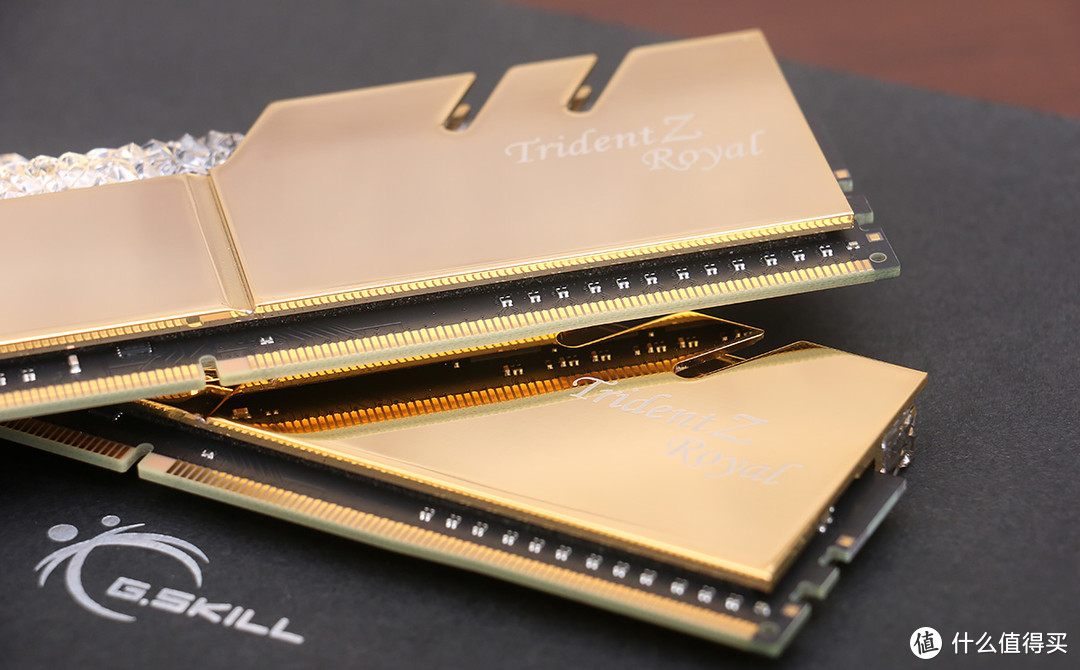 芝奇灯条进化论，Trident Z Royal 皇家戟 DDR4 16G 内存套装上手玩