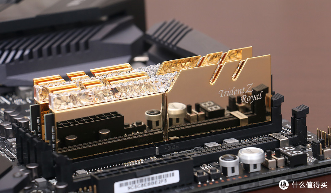 芝奇灯条进化论，Trident Z Royal 皇家戟 DDR4 16G 内存套装上手玩