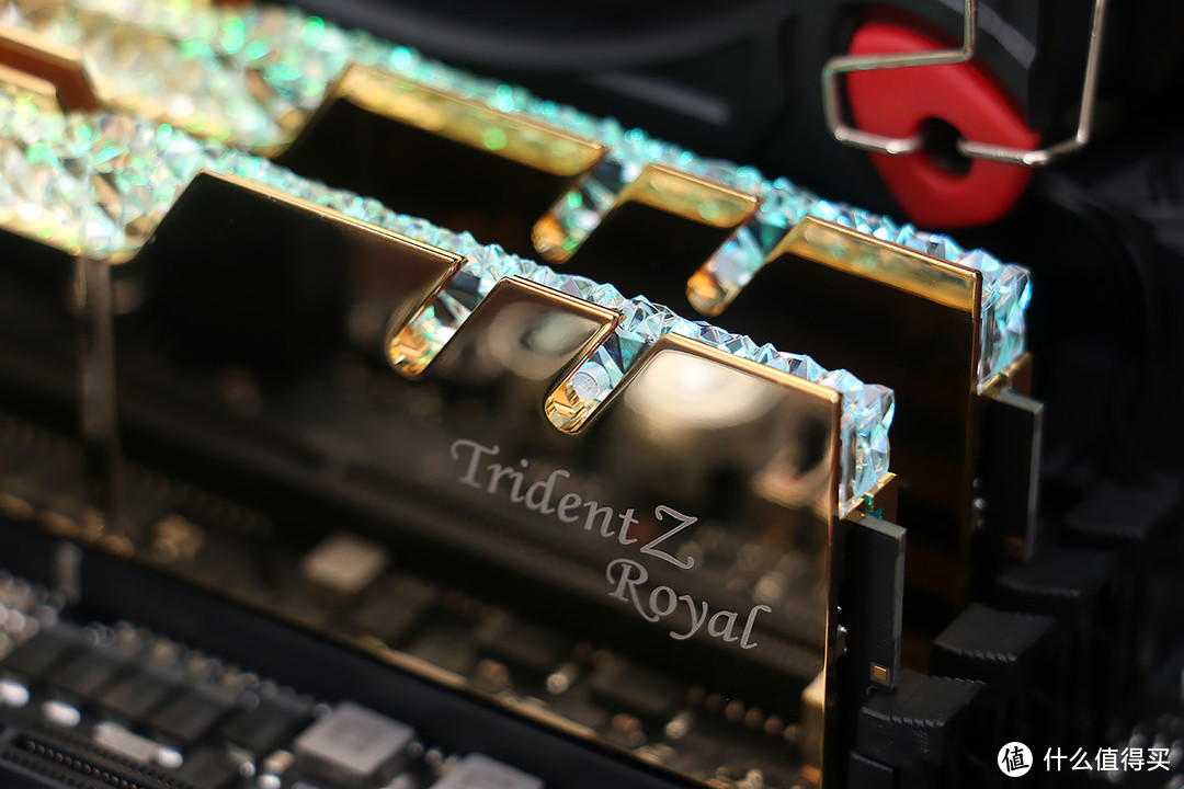 芝奇灯条进化论，Trident Z Royal 皇家戟 DDR4 16G 内存套装上手玩