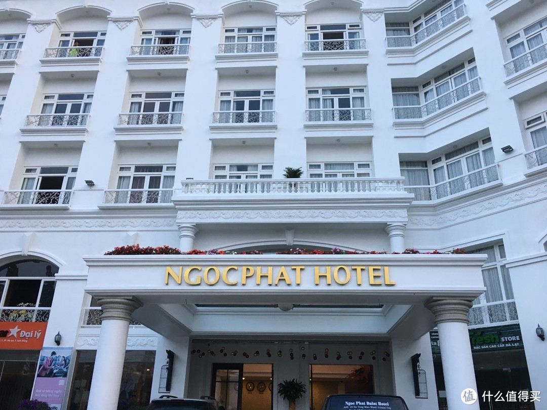 Ngoc Phat Hotel这里等机场大巴