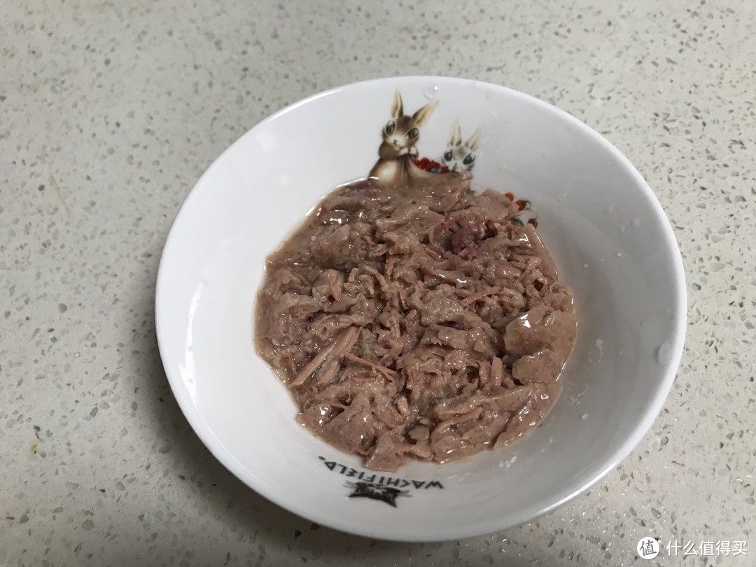 弄碎之后可以看到一条条的肉丝，是配料里面的火鸡里脊肉。（有些铲屎官觉得能看到这样的肉比较好，但是我无感，大部分的罐头都是肉泥，肉泥并不是说肉不好或者咋样，做成肉泥还好消化）