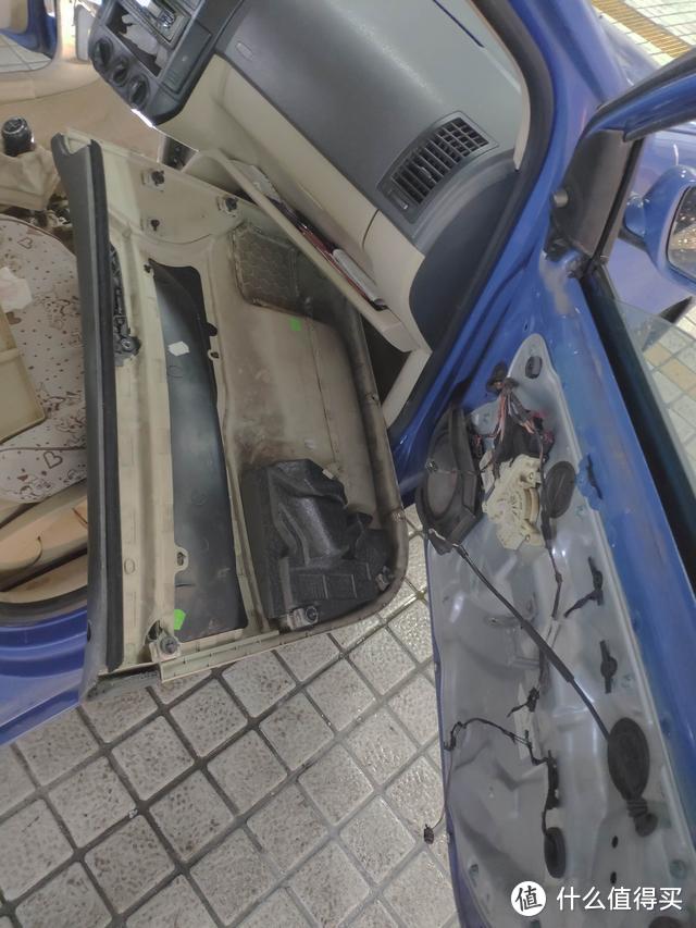 大众车主抱怨车窗玻璃升不起来，经检查发现玻璃升降机报废