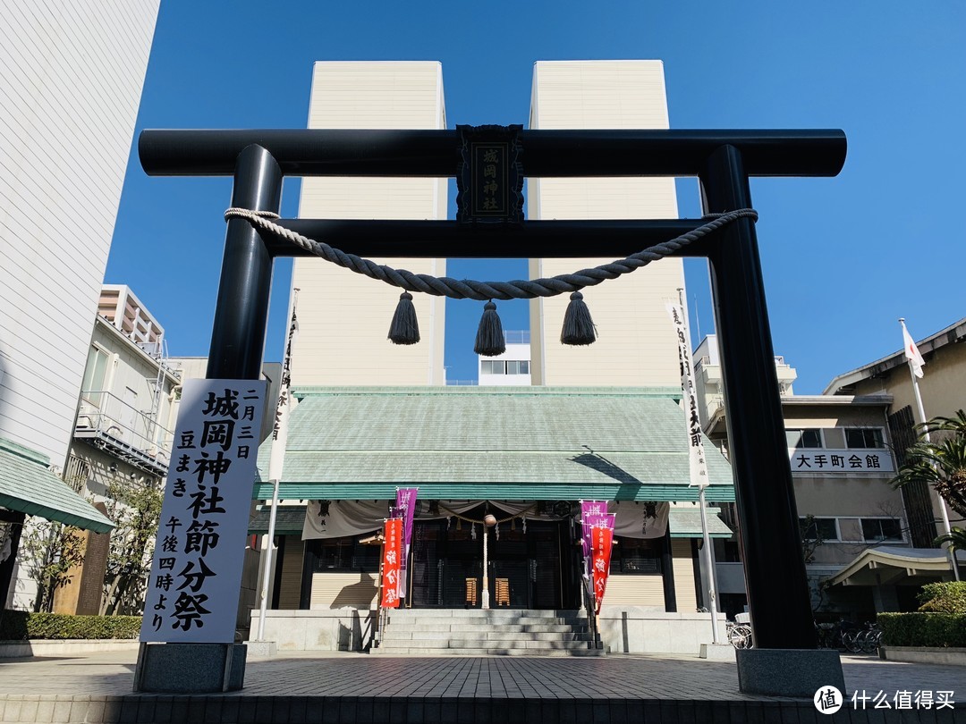 路上看到的沼津城冈神社，黑色的鸟居比较少见，后面的建筑还挺像纽约双子塔