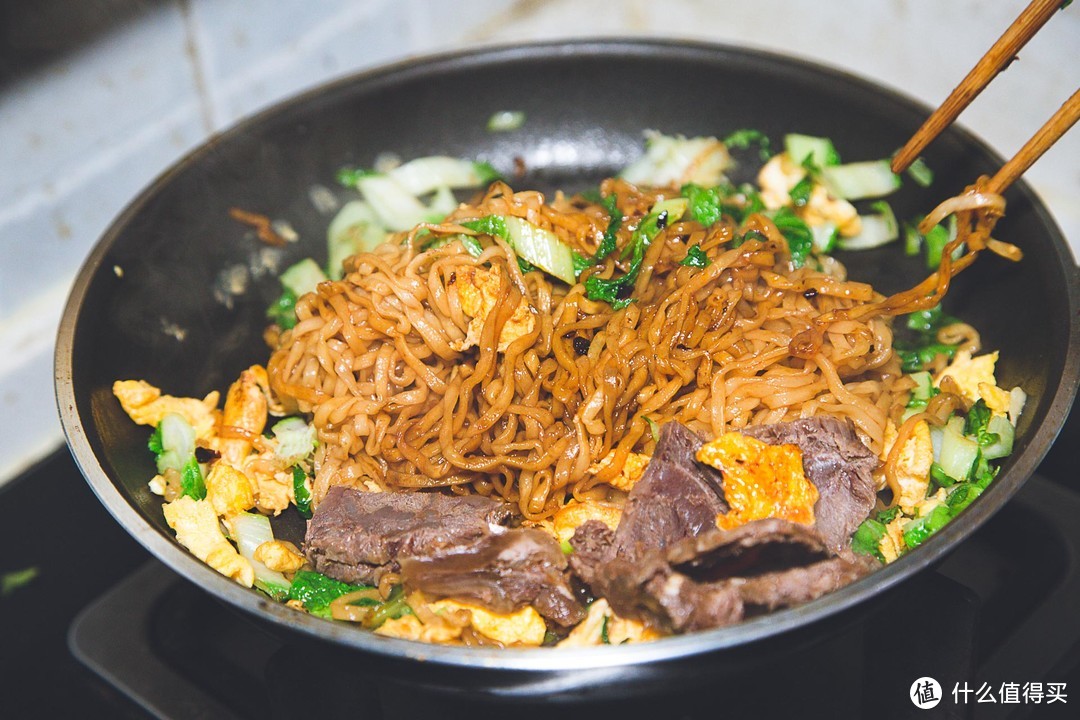 深夜中激荡我饥饿灵魂的泡面-康师傅番茄鲜蔬面整箱装开吃