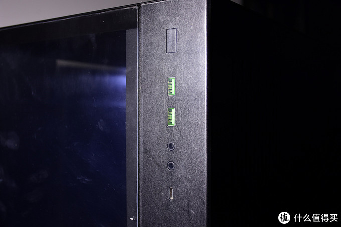 金属拉丝面板改成了磨砂面，USB3.0接口被“染成”了雷蛇绿