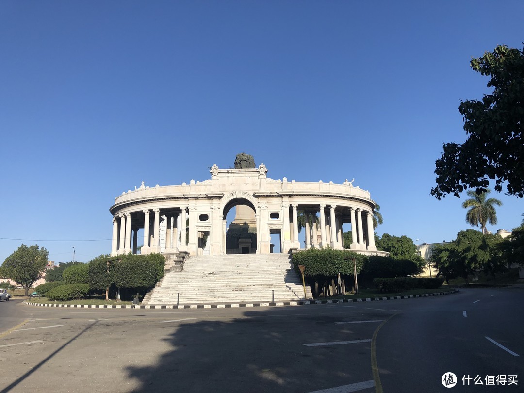 这是去哈瓦那大学路过的一处景点，远远的看很壮观