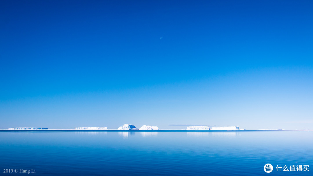 在航线的远方出现了几座冰山，这是我的南极初印象