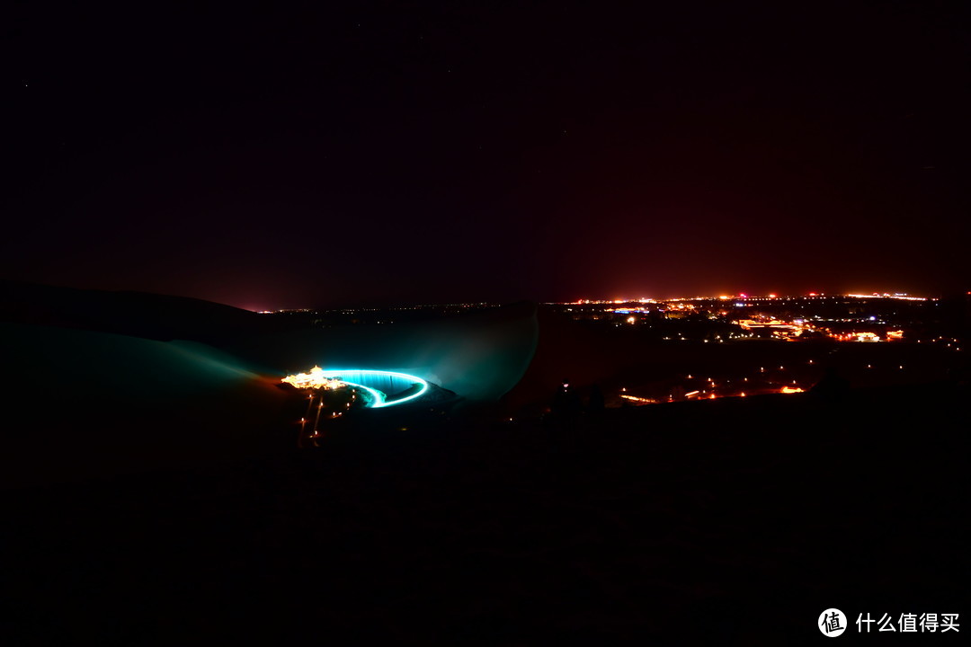 鸣沙山最高处拍月牙泉与敦煌市夜景