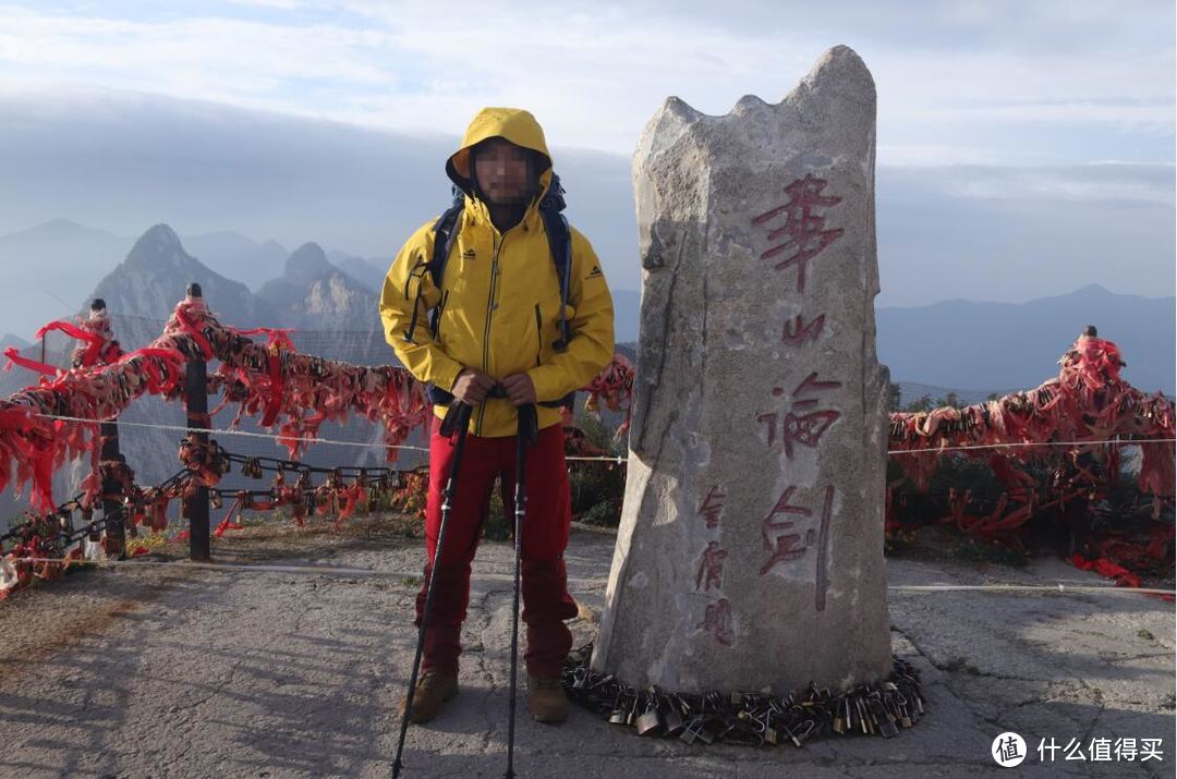 九月去华山，连续不断的爬升，体能消耗较大，因此拉开裤脚的拉链，到了山顶因为海拔高气温下降拉上拉链又能防风保暖。