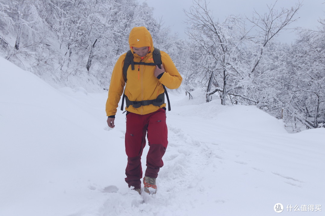 冬季在秦岭 山区徒步也穿着Lundhags 徒步裤 ，山路上积雪较厚裤脚采用的Schoeller Keprotec，类似于冲锋衣面料，耐磨且防水，即使在雪地行走也不用担心雪会打湿裤脚。