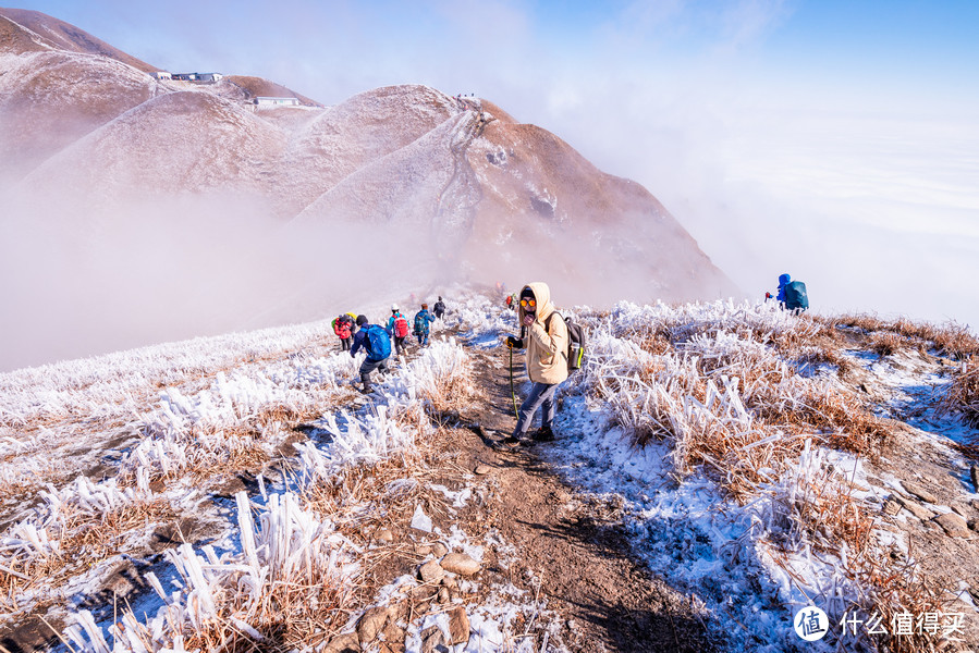 各种下坡路。下坡的时候容易伤膝盖，可用登山杖卸去一部分力。