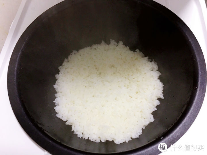 加水、洗米、煮米、清洁，饭小二煮饭机器人流水线操作一气呵成