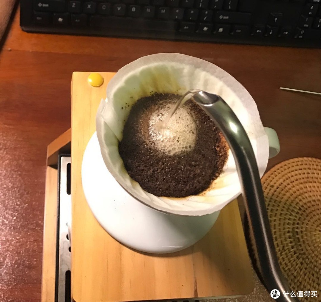 冲的是哥斯达黎加黑蜜，复杂的果香，醇厚度也有。控水很容易，加之那个把手有点仿Ｆ壶，卖点是单手操作，这一点对于一位有健身爱好的男士来说没啥可提的，所有手冲壶都是单手呀。