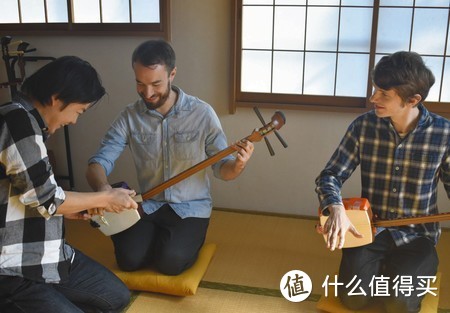 向仓桥胜学习三味线弹奏方法的瑞德（中）和穆勒根