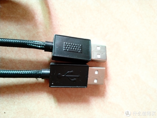 有两个插头，其中一个是键盘的，另一个是用于USB接口的，但是这个接口只是2.0的标准