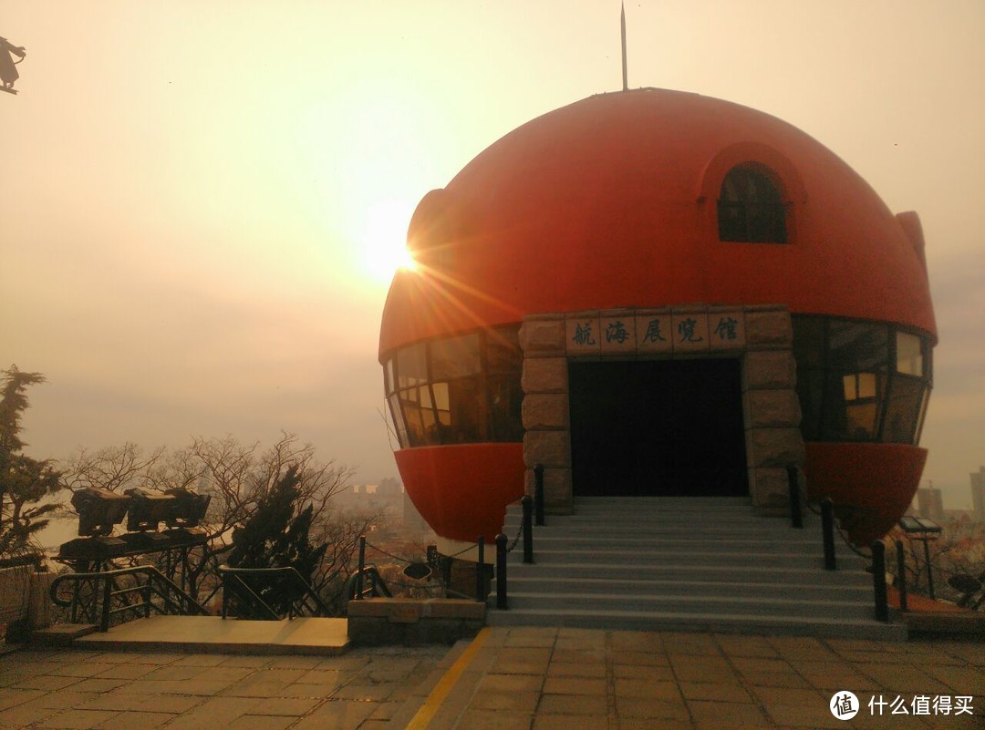 青岛这座山不足百米，可以俯瞰老城全景，门票四舍五入不要钱