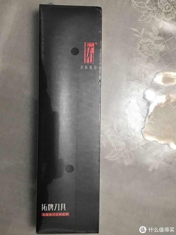 正面是品牌一贯的黑底白字红色logo包装