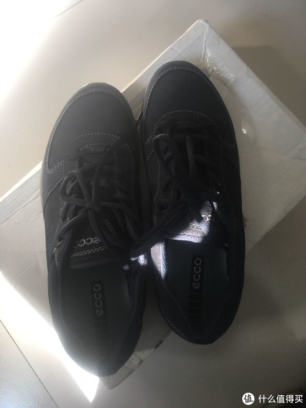 正面看鞋头比较短，和其他休闲正装鞋不太一样，也许是考虑方便行走吧，毕竟定位徒步鞋