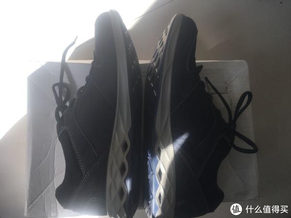 侧颜也还不错，尤其是蜂窝状鞋底，三个中空孔挺吸引人