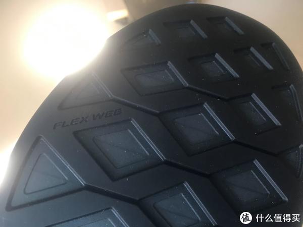 鞋底采用flex web技术，是exceed和wayfly等低端徒步系列通用鞋底，耐磨底承载着EVA缓震材料