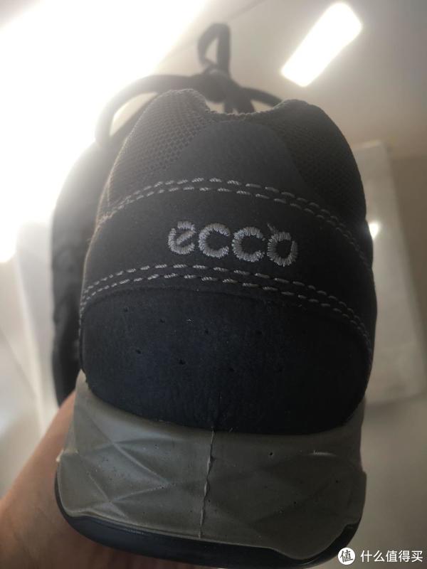 dip一体注塑的鞋底，在鞋头和鞋后跟处都会有一条接缝，应该算是dip工艺特点吧，是国内仿品不太注意的地方，也算真鞋的标志之一吧