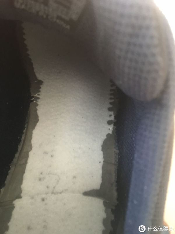 看鞋底上各种小黑点，都是注塑工艺溢出留下的痕迹，假鞋的底子可能很干净，看起来更像真的