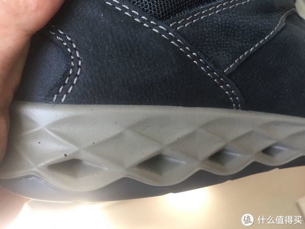 蜂窝状鞋底，看到上面的小麻点了么？这也是dip工艺所致，也算真鞋的标志吧