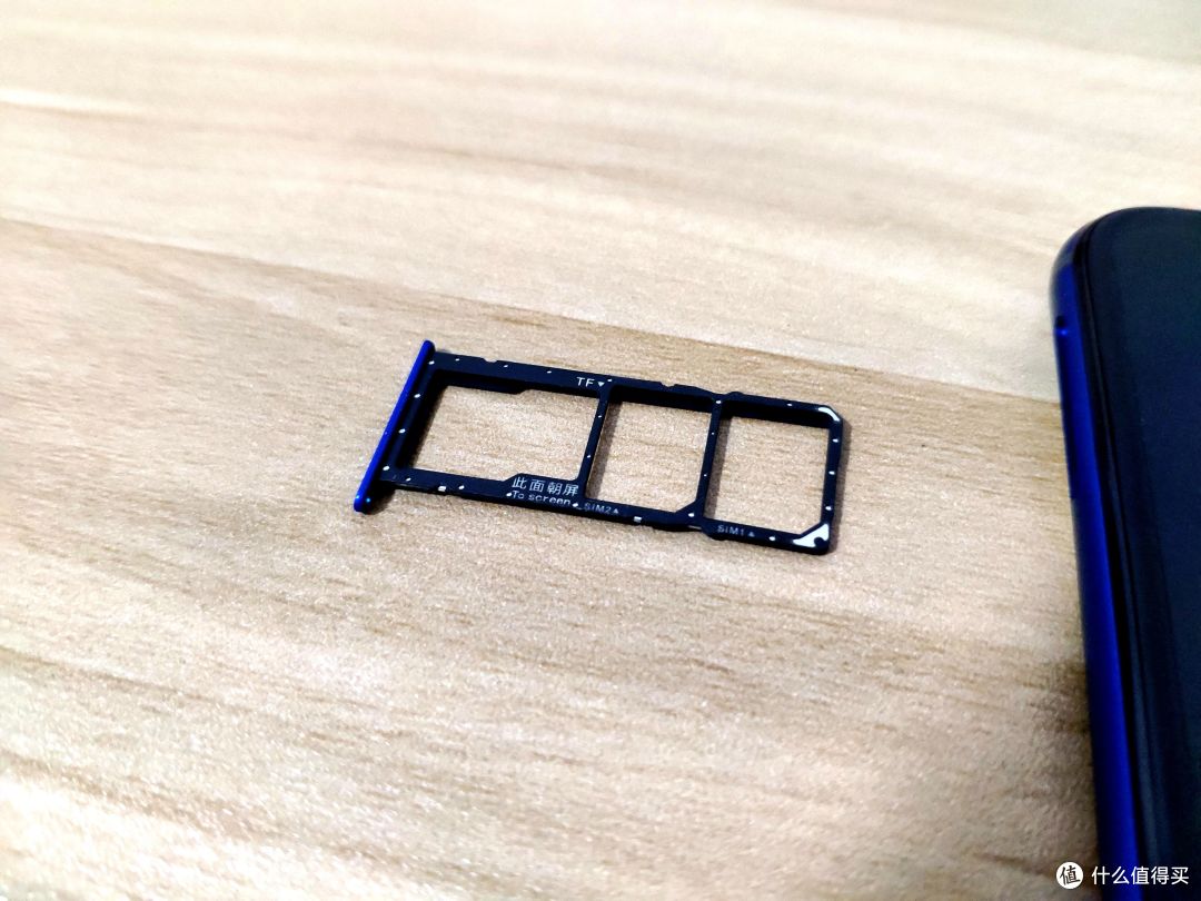 卡槽特写:双sim卡 tf储存卡