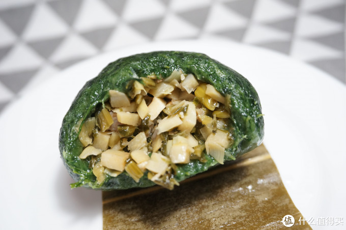 非常漂亮的青团清香的艾叶和着糯米粉非常软糯,夹杂着鲜笋的鲜脆,咸肉