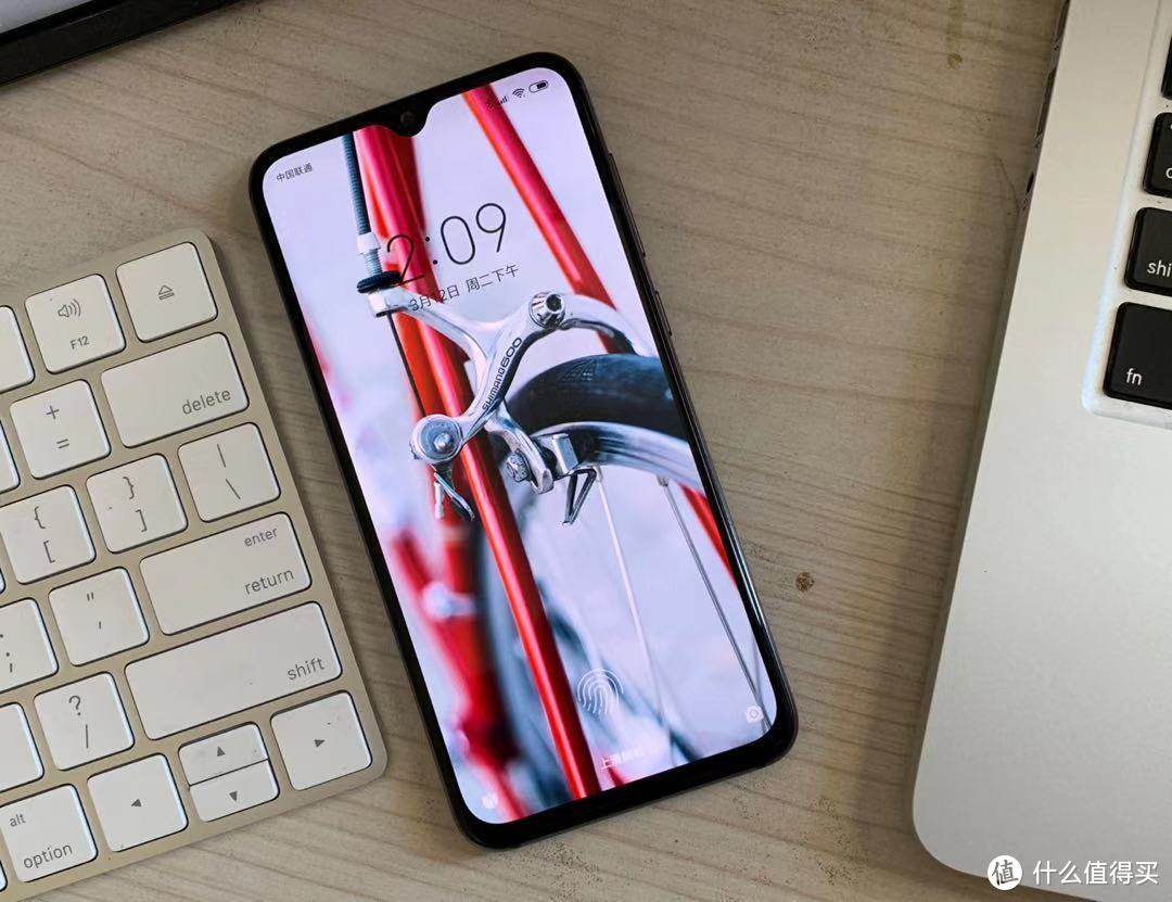 小米9SE，手感好的不像话，对比之下iPhone X手感也不过尔尔！