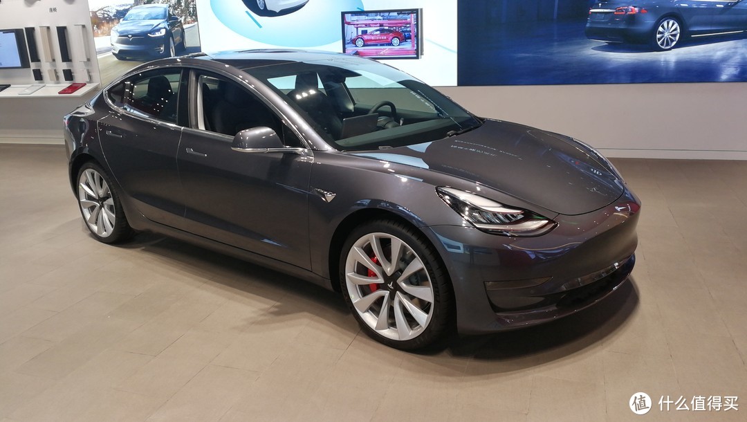 展厅拍Model3，销售说外形象个面包，很耐看