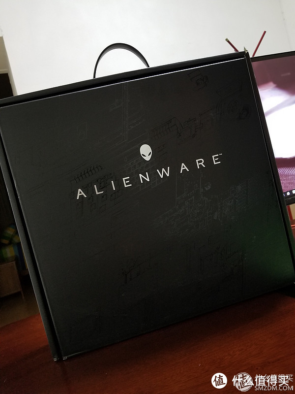 再入手外星人17寸移动炮台——Alienware 17R5 。