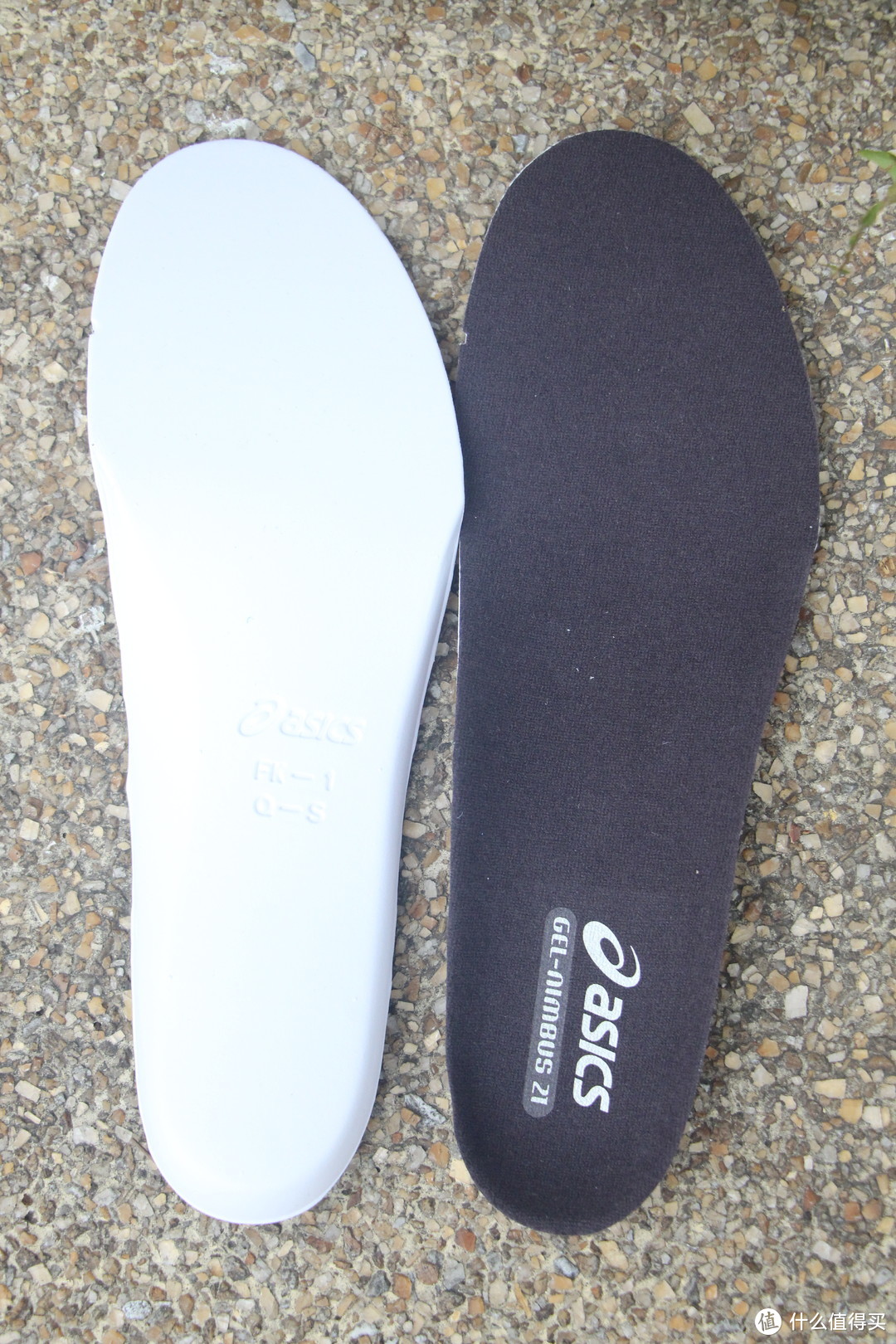 鞋垫依旧是可拆卸鞋垫，双层设计，防滑和缓震作用兼顾。