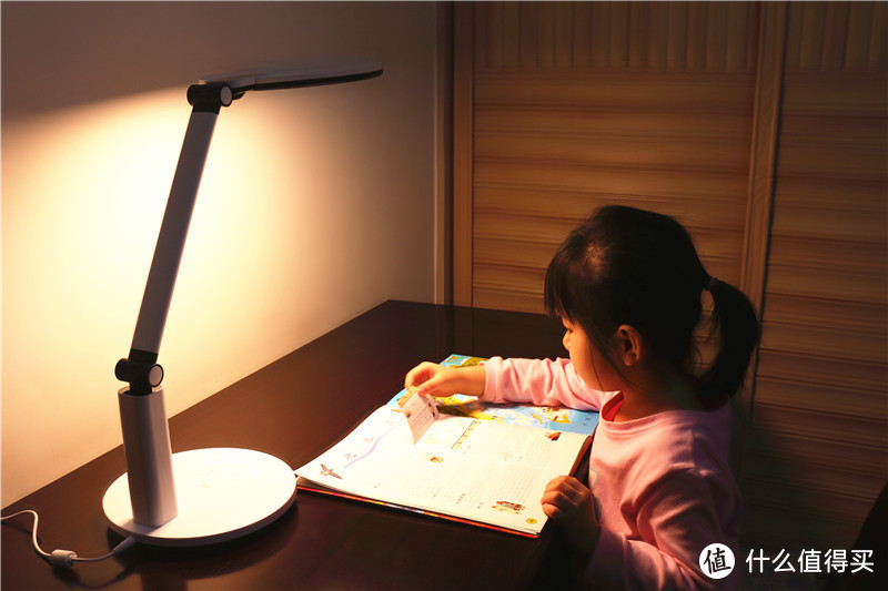 孩视宝LED护眼台灯，舒适自然光，智能感光，给宝宝一副好视力！