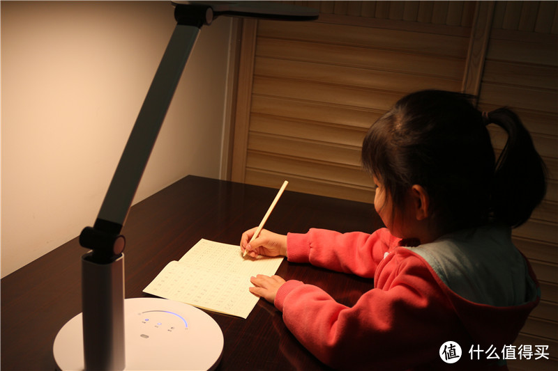 孩视宝LED护眼台灯，舒适自然光，智能感光，给宝宝一副好视力！