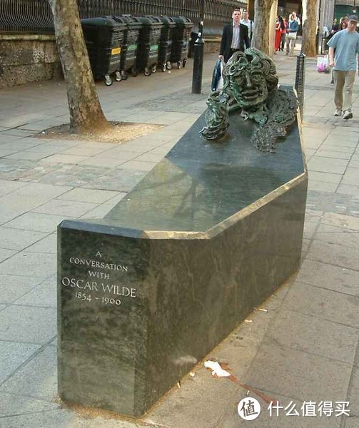 麦姬·汉姆林雕塑的王尔德雕像