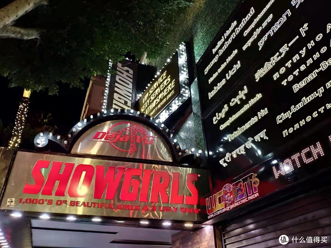 街边的舞厅，招牌上面写着“1000个漂亮女孩和3个丑女”挺有意思