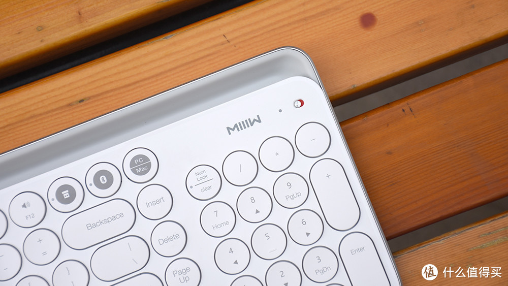 科技宅的无线材桌面方案丨米物蓝牙双模键盘