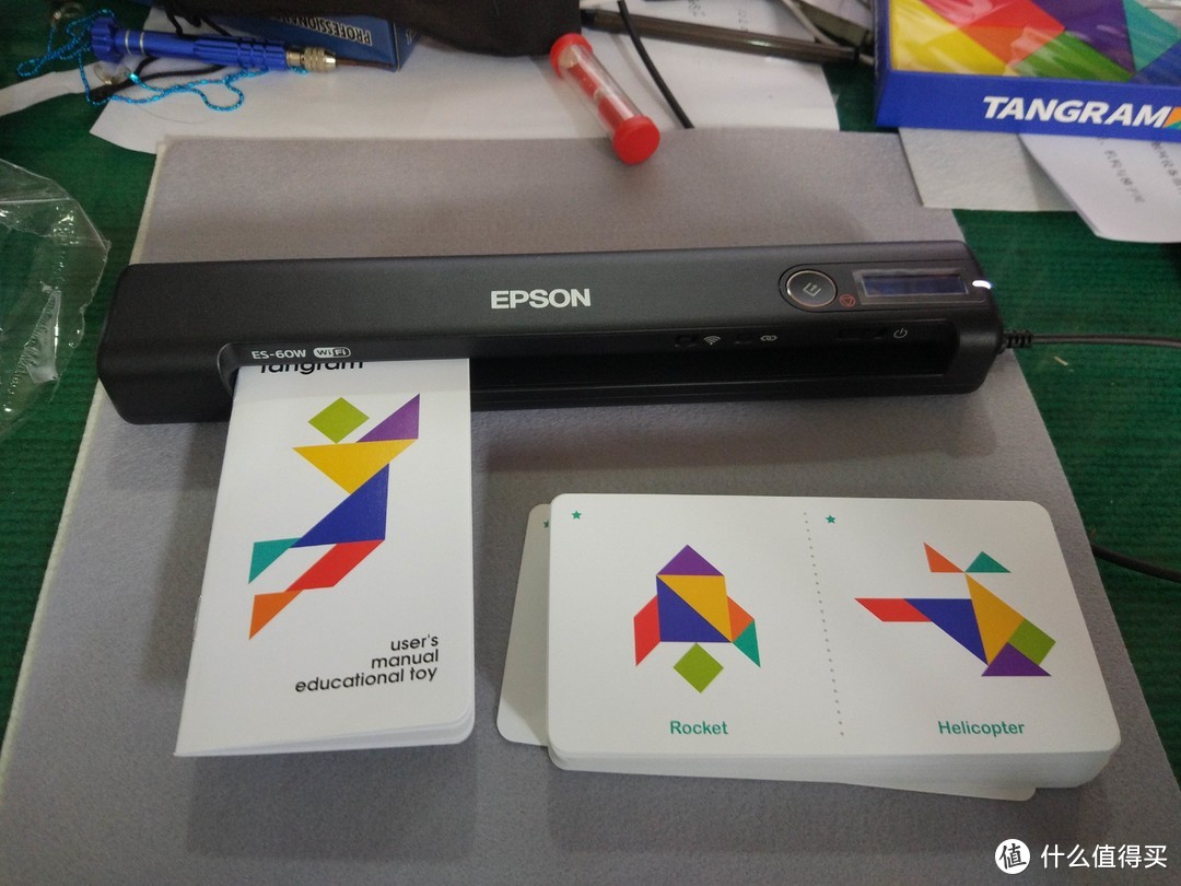 轻巧便携的 Epson ES-60W A4 WIFI便携馈纸式扫描仪