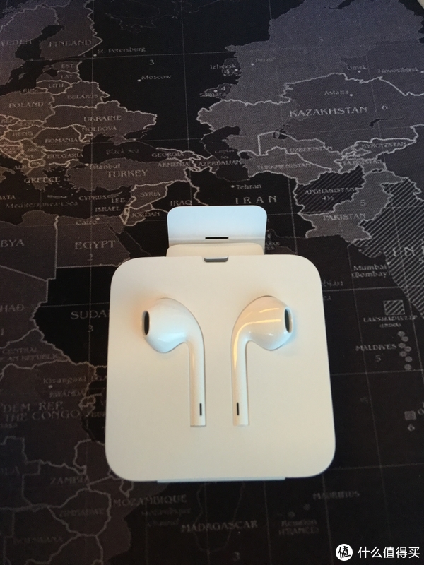 随机附带的耳机，难道是Airpods ？