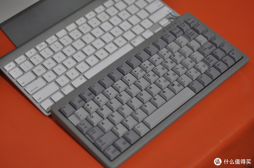大小和iMac自带的蓝牙键盘相当