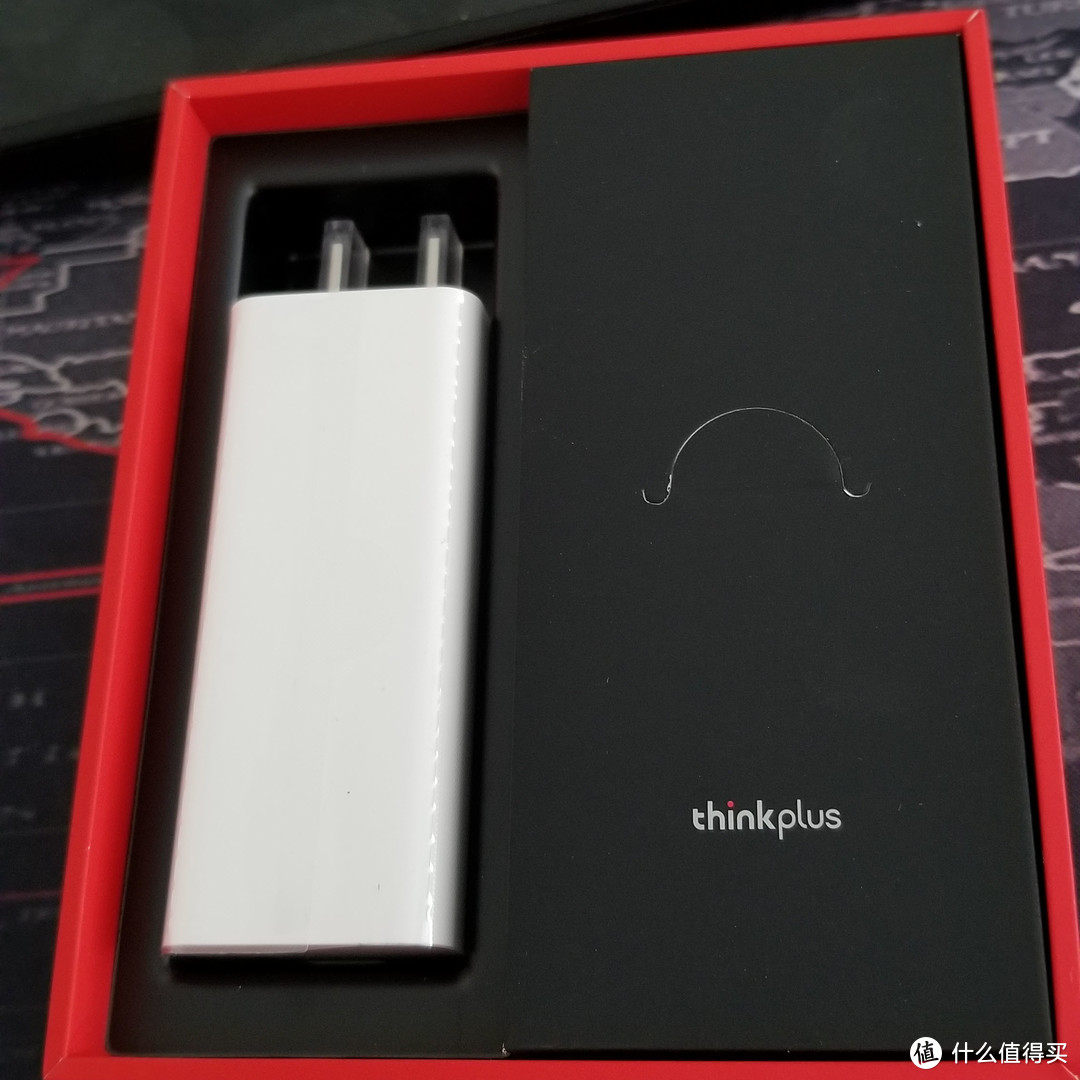 左边是thinkplus，右边盒子里是typc-c线和说明书